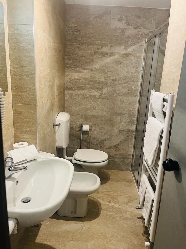 Classic Double or Twin Room - Photo 6
