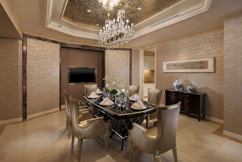 Skyscraper Presidential Suite photo 3
