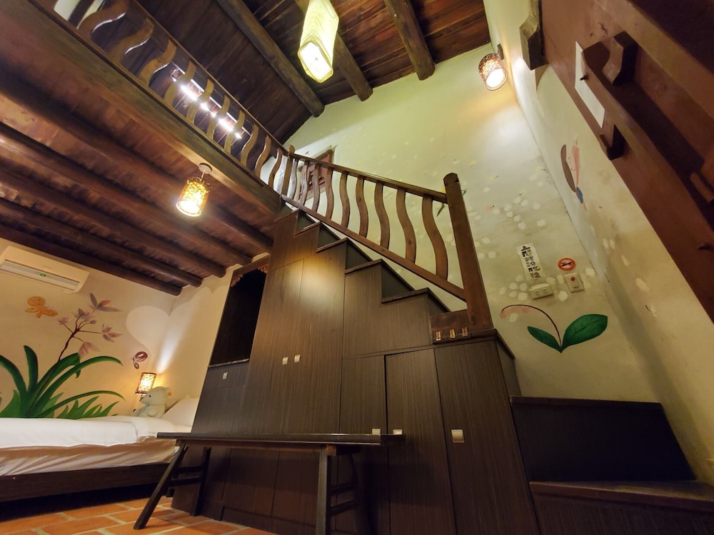 Traditional Quadruple Room - Photo 21