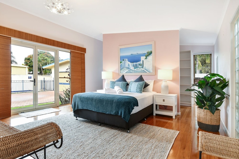 Family House, 4 Bedrooms, 2 Bathrooms, Oceanfront photo 1