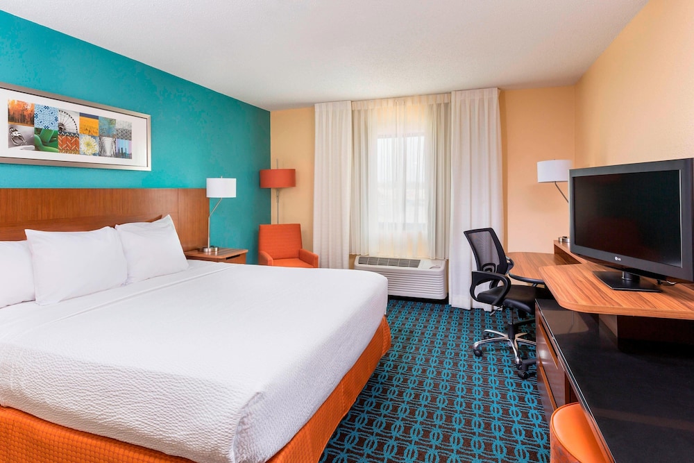 Room, 1 King Bed (Mobility/Hearing Accessible, Tub) - Photo 3