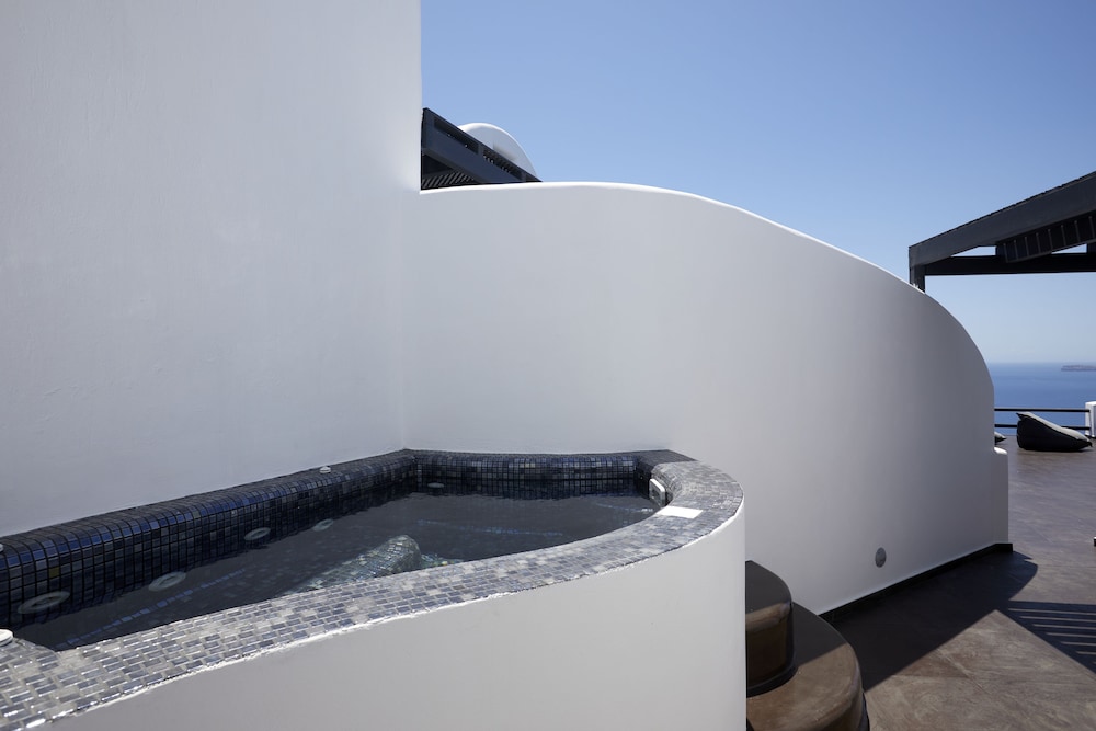 Elegant Suite with outdoor heated private Jacuzzi - Photo 30