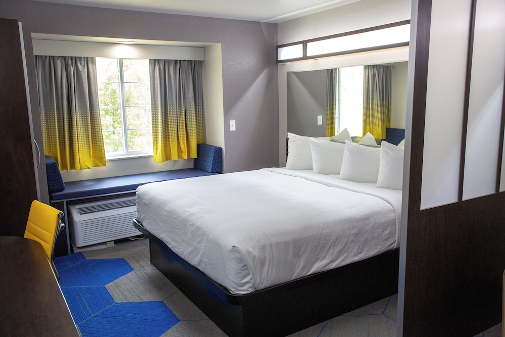 Suite, 1 King Bed with Sofa bed, Non Smoking - Photo 1