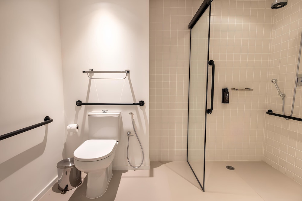 Premium PwD Disability Access - 1 King Bed - Photo 6