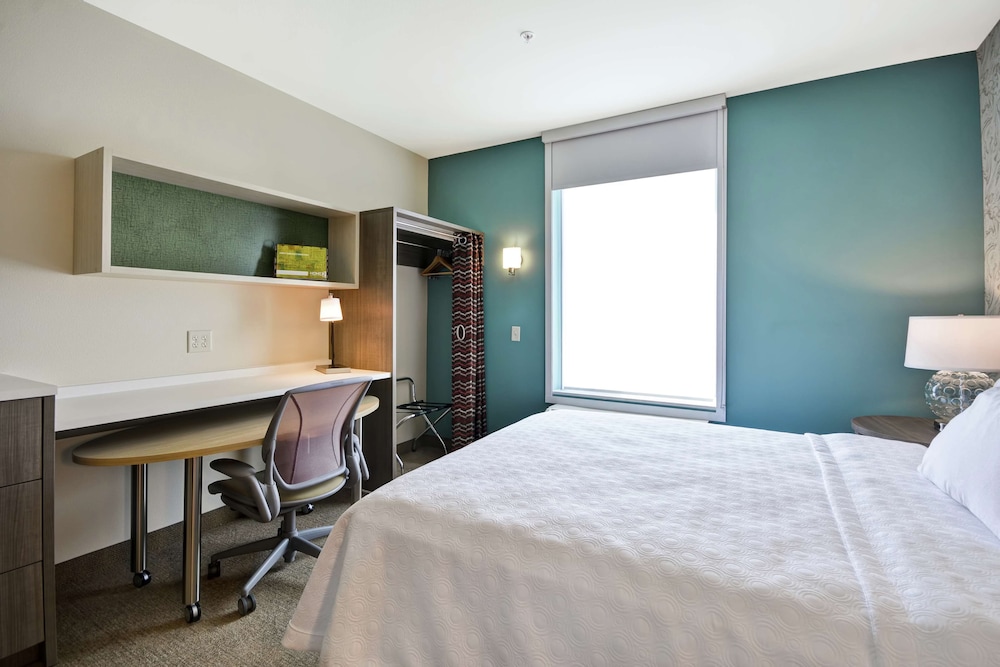 Studio, 1 Queen Bed with Sofa bed photo 1