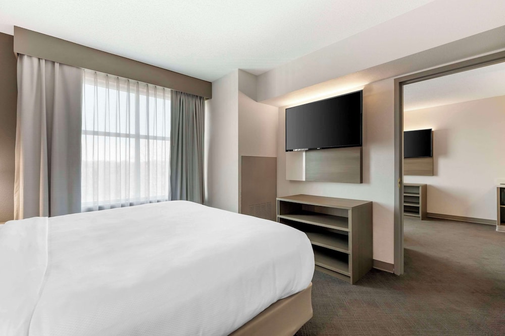 Studio Suite, 1 King Bed, Non Smoking - Photo 3