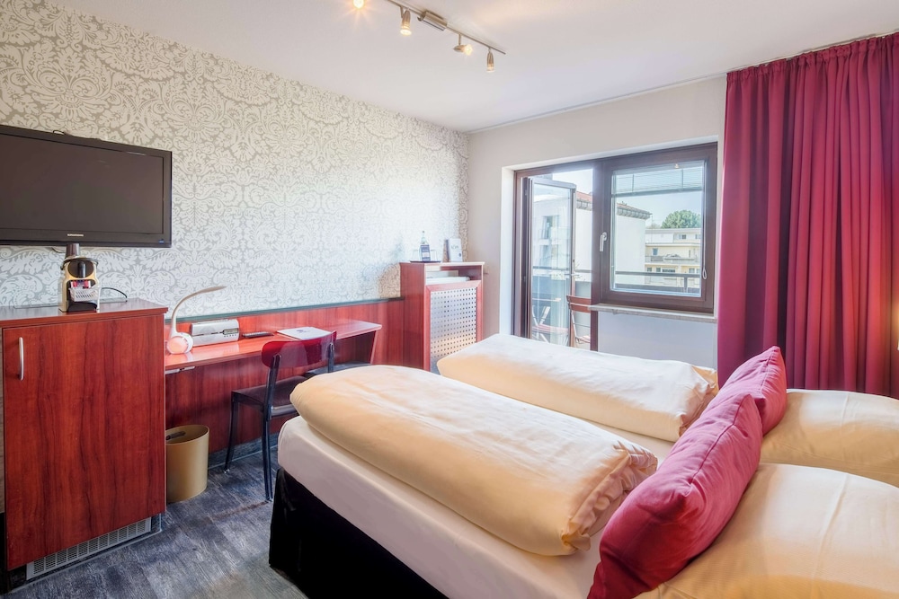 Classic Room, 1 Queen Bed, Balcony - Photo 1