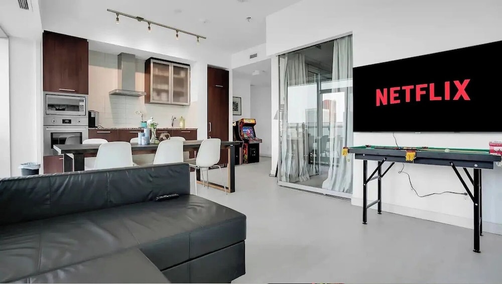 Superior Suite, City View thumbnail 5