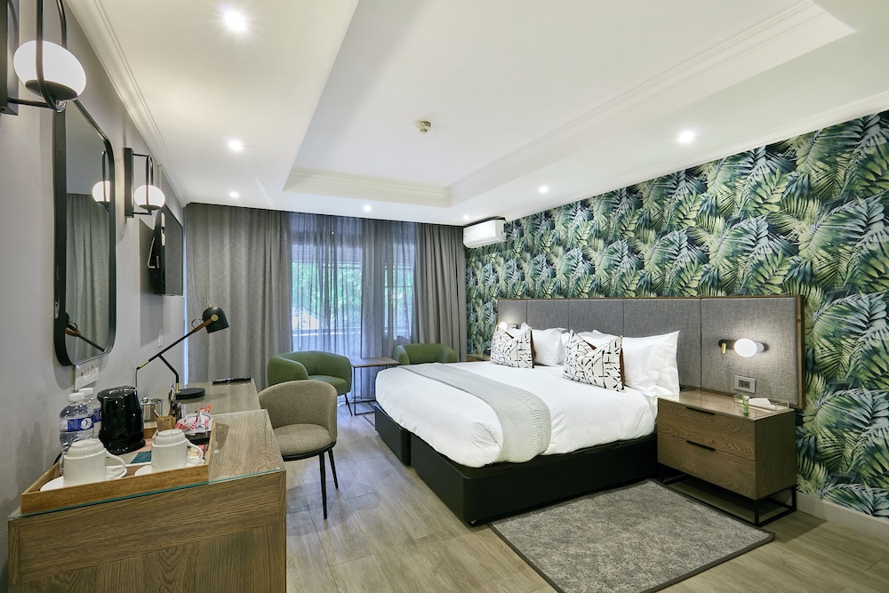 Deluxe Room, 1 King Bed, Garden View photo 2