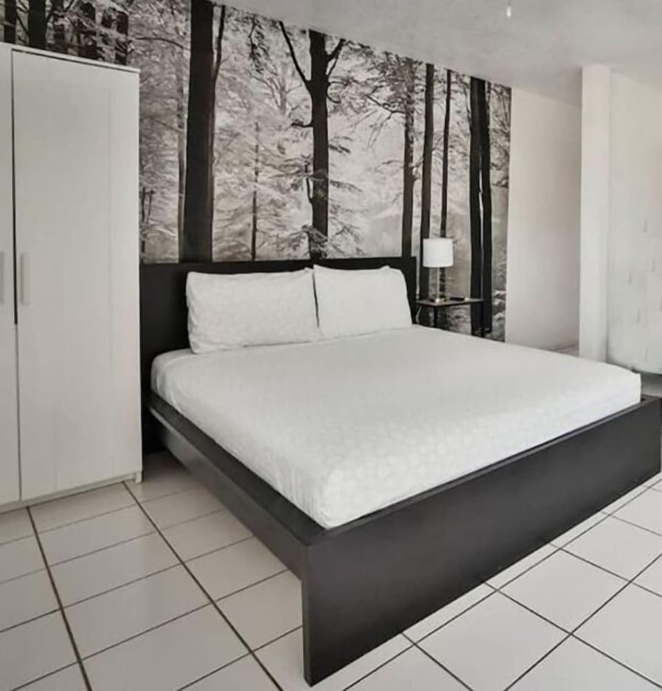 Chill & Cozy Studio Unit with One Queen Bed & Full Kitchen photo 1