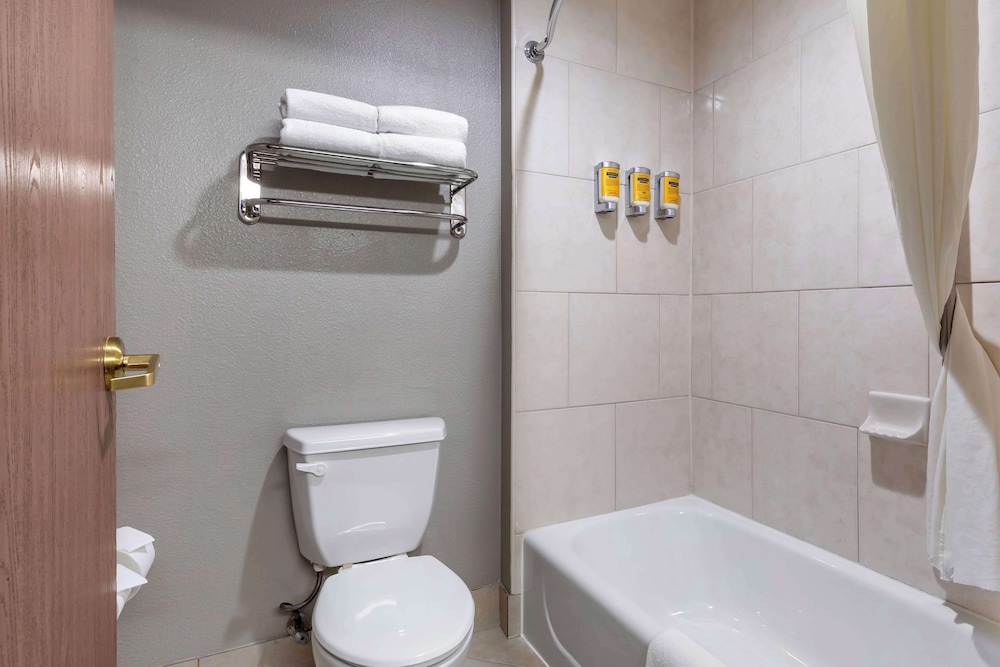 Suite, 2 Queen Beds, Non Smoking, Microwave (with Sofabed) - Photo 4