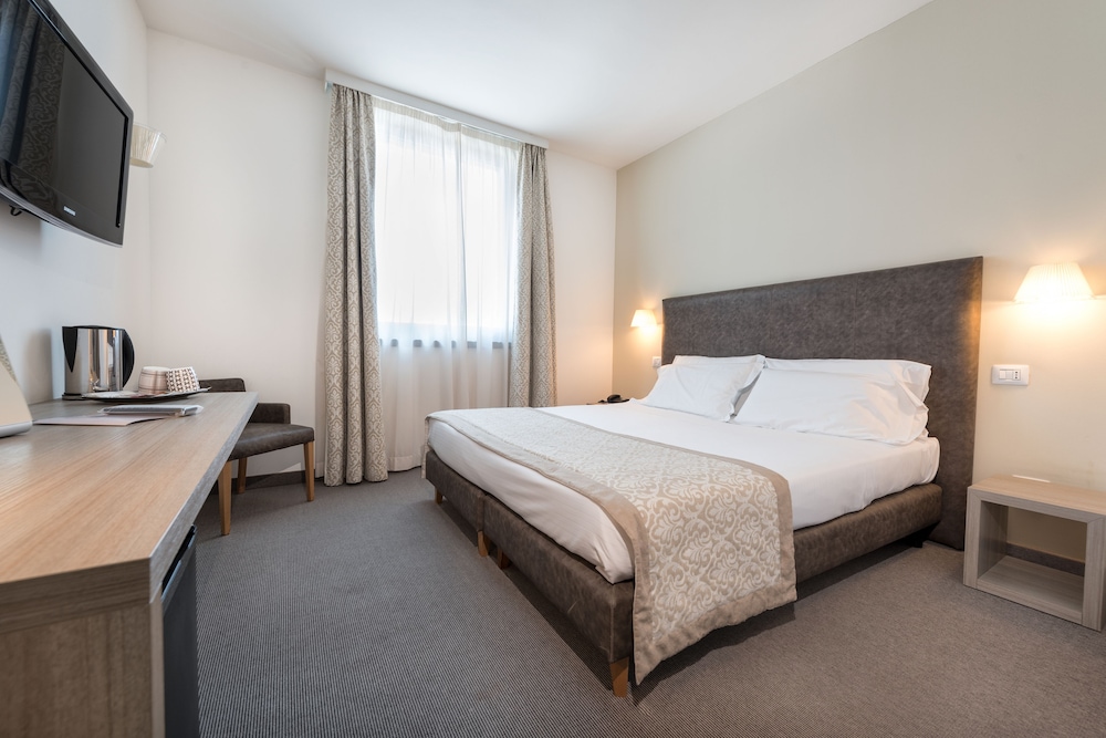 Standard Double Room Single Use - Photo 1