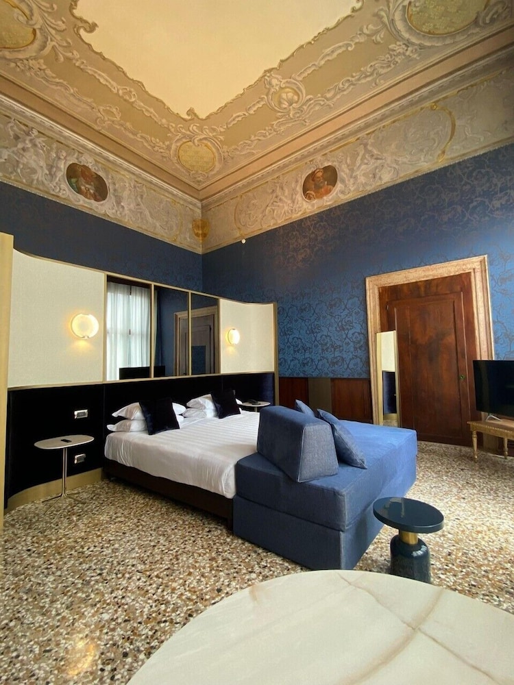 Superior Suite, Canal View photo 2