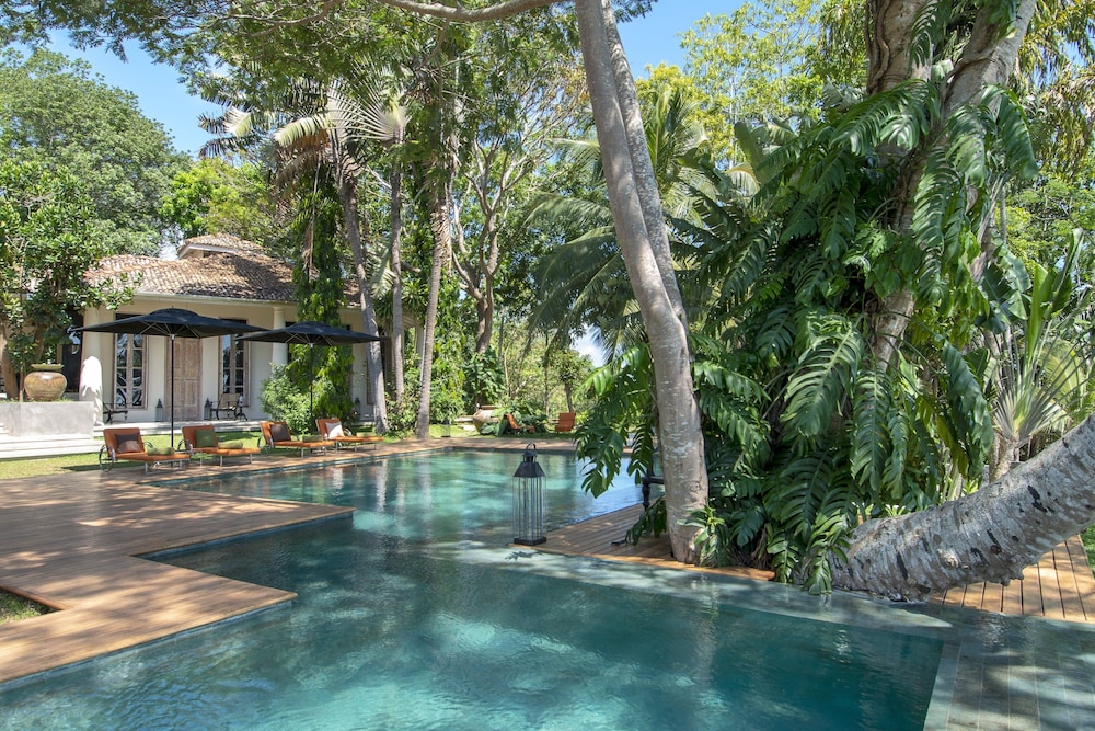 Two Bedroom Colonial Villa with Pool photo 3