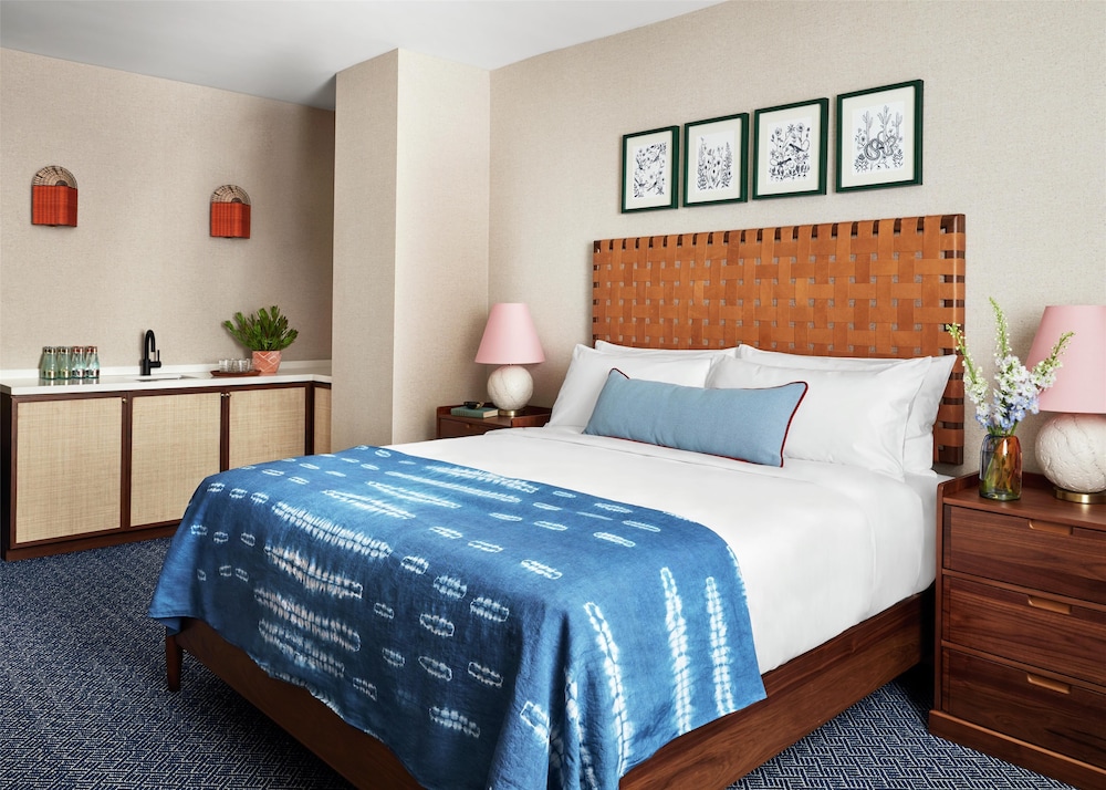 Suite, 1 King Bed (Graduate) - Photo 3