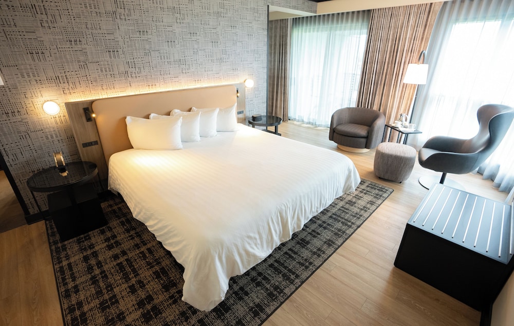 Deluxe Room, 1 King Bed, Balcony, Golf View - Photo 1