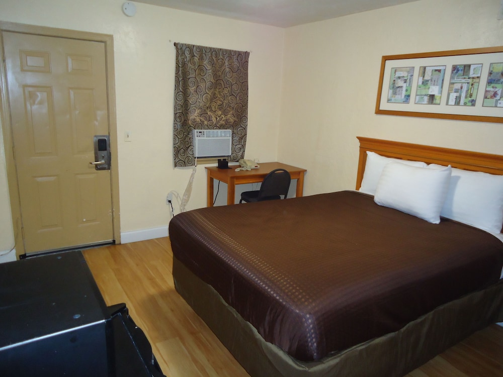 Standard Room, 1 Queen Bed, Smoking photo 1