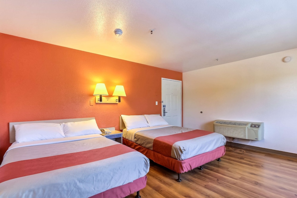 Motel 6-Pinole, CA