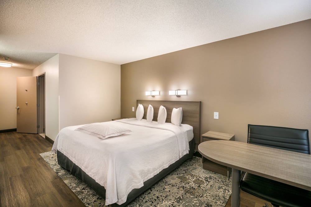 Premium Room, 1 King Bed (Upgraded Bedding & Snack, Smoke Free) - Photo 3