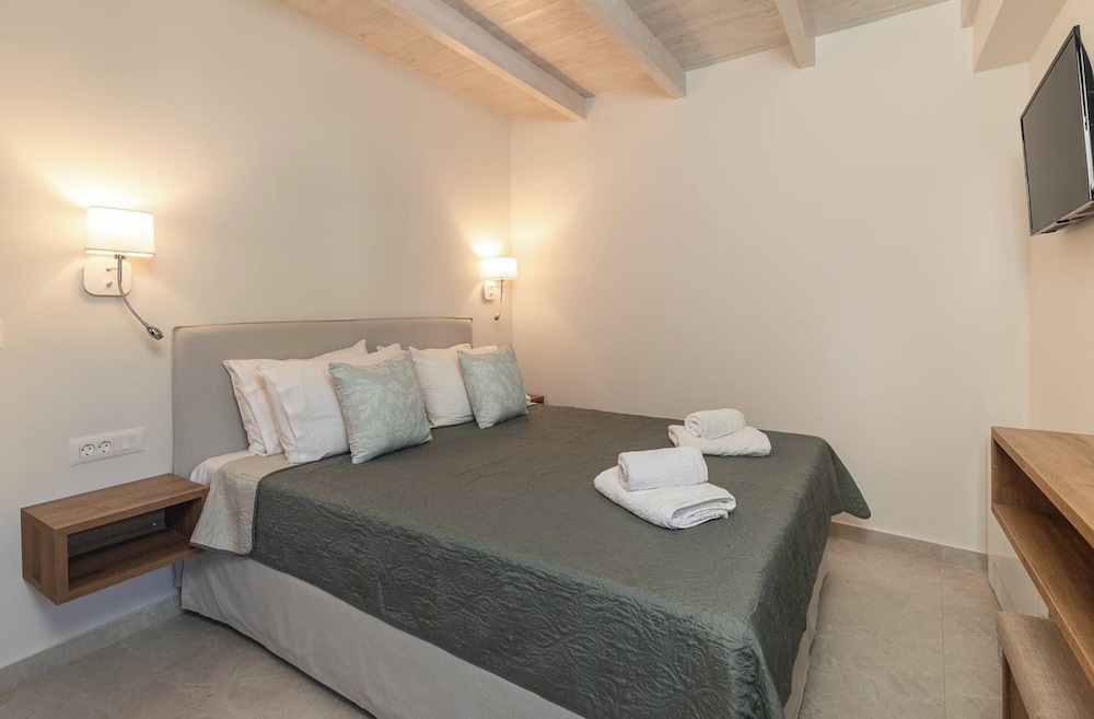 Double Room, Patio, Mountain View
