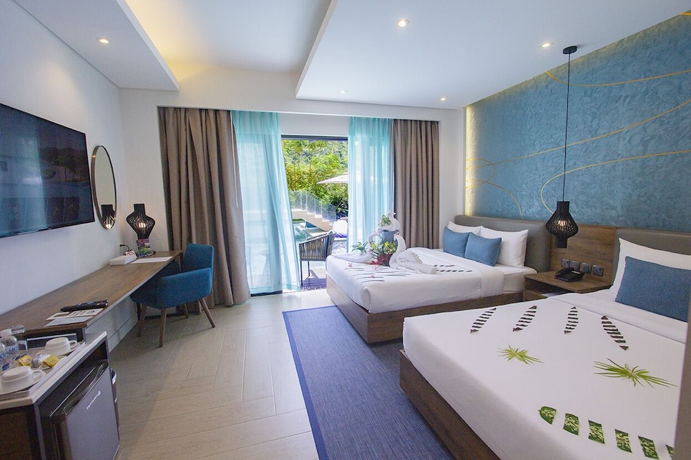 Premier Grand Room with Pool Access - Photo 2