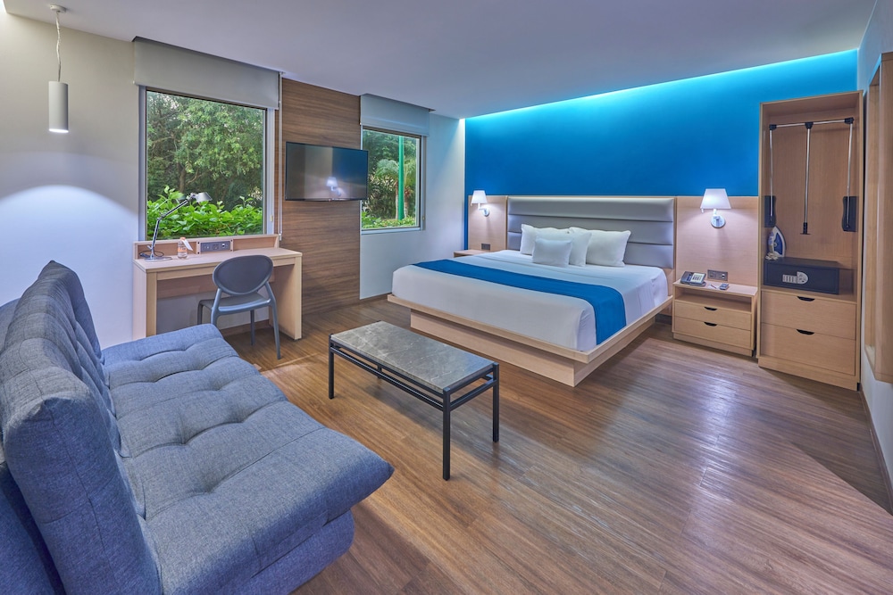 Suite, 1 King Bed - Photo 4