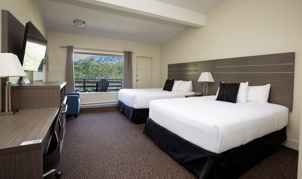 Classic Room, 2 Queen Beds, Lakefront