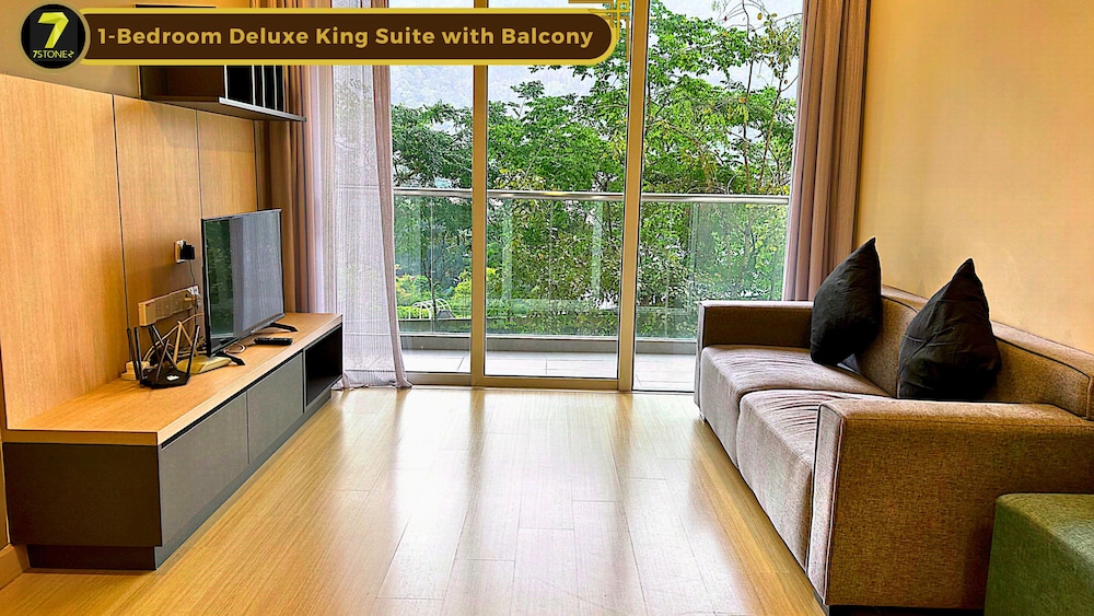1-Bedroom Deluxe King Suite with Balcony - Photo 2