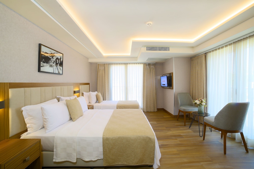 Standard Triple Room thumbnail 6