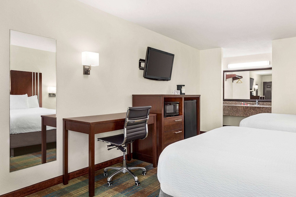 Deluxe Room, 2 Queen Beds - Photo 4