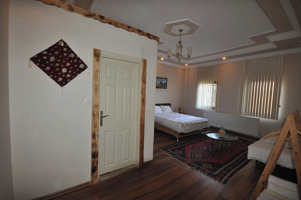Standard Room, 1 Queen Bed photo 2