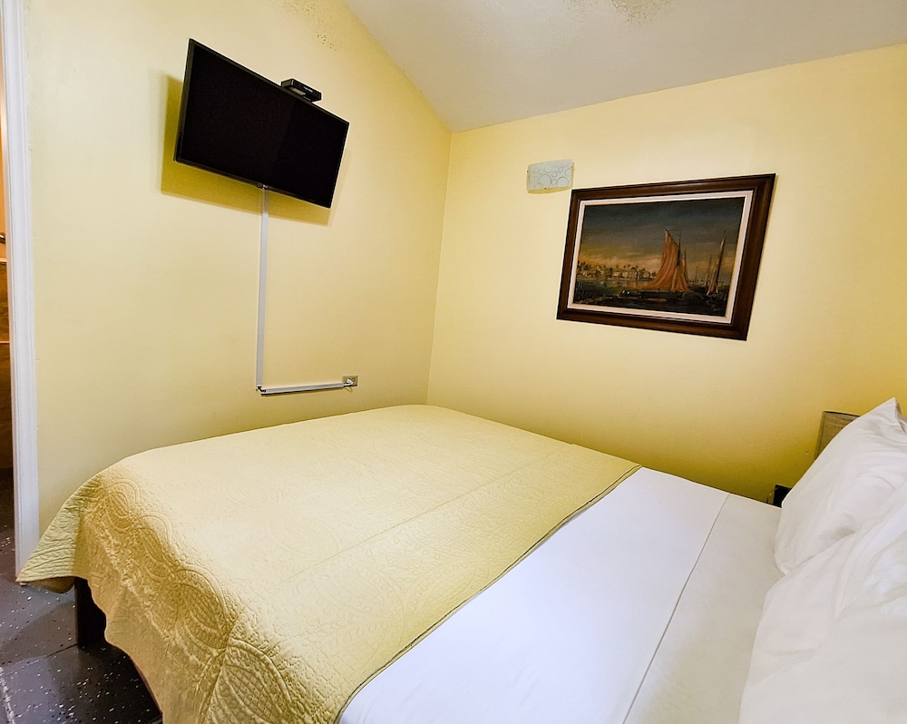 Standard Cabin, 1 Queen Bed, Non Smoking, Kitchenette photo 3