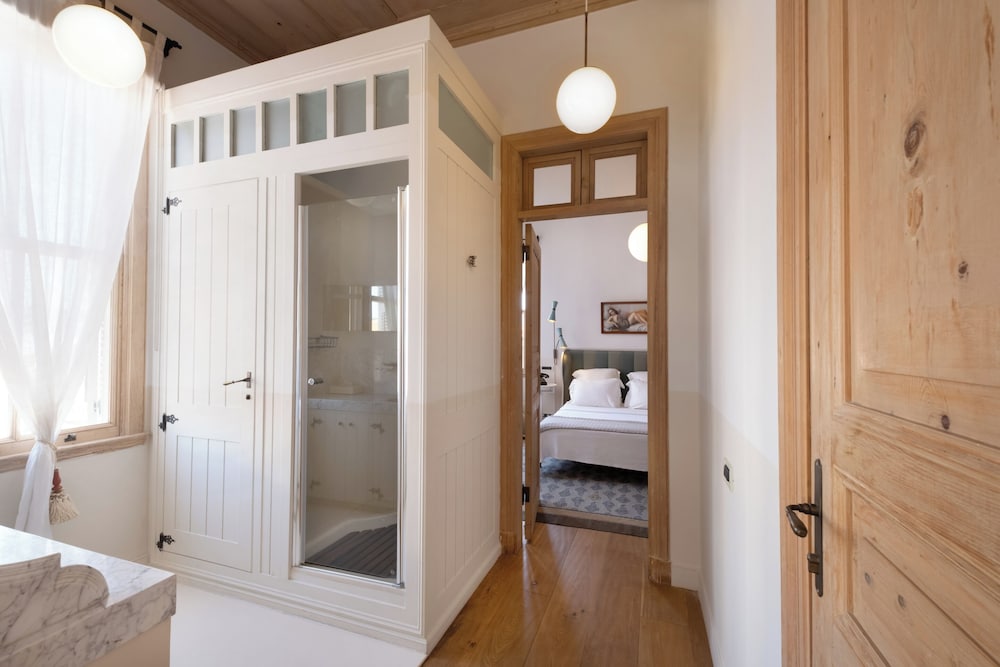 Junior Suite, 1 Bedroom - Photo 4