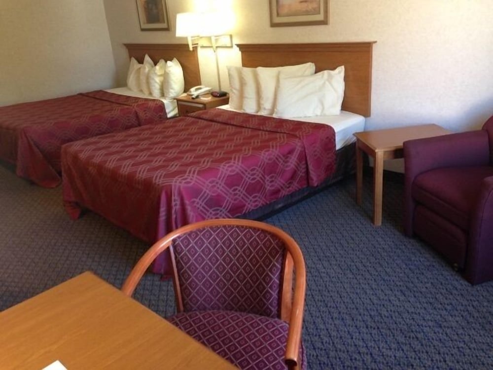 Standard Room, 2 Queen Beds, Non Smoking - Photo 3