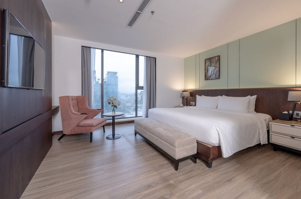 Deluxe Room with 1 King bed photo 2