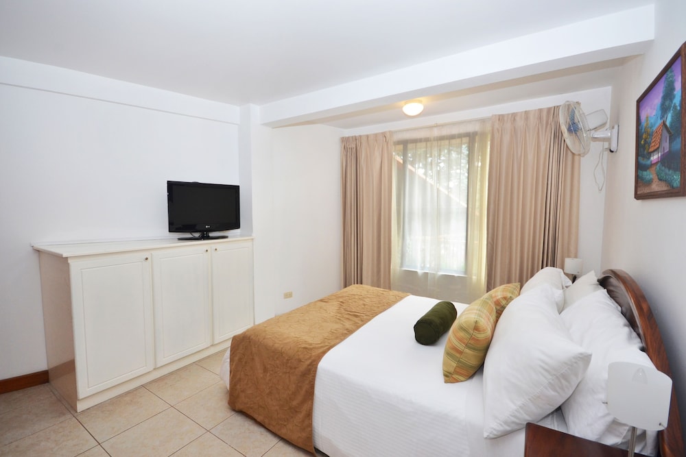 Family Suite, 2 Bedrooms, Kitchen, City View photo 3