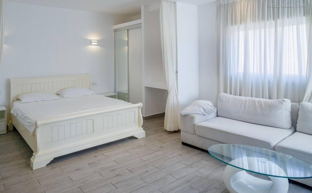 Family Studio Suite, 1 King Bed with Sofa bed, Partial Sea View photo 2