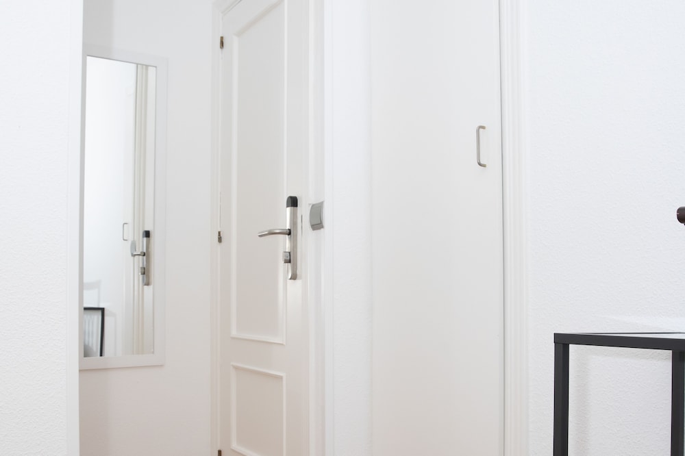 Single Room thumbnail 6