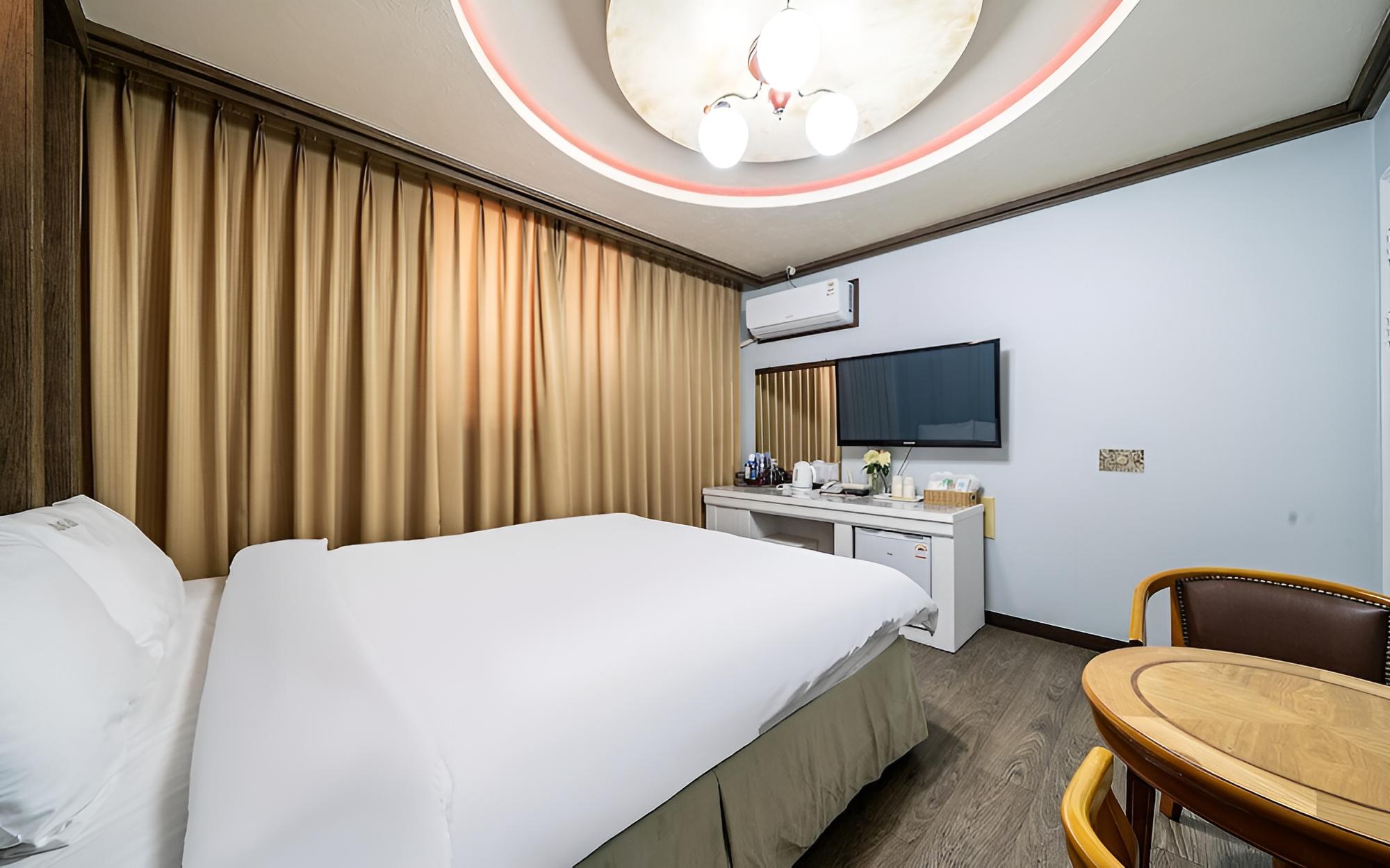 Room (Standard-Standard Room (Large King Be) - Photo 2