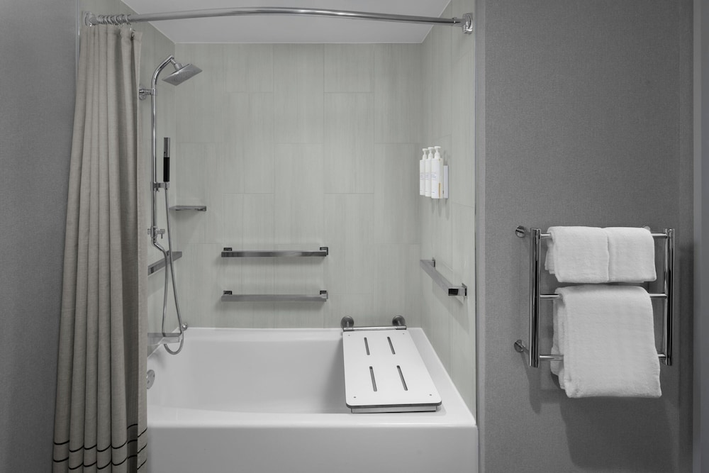 Higher Floor 1 King Bed (Mobility Accessible w/ Tub) - Photo 2