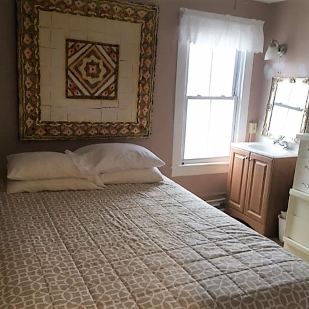 Standard Queen Room, Shared Bathroom (Room 13) photo 3
