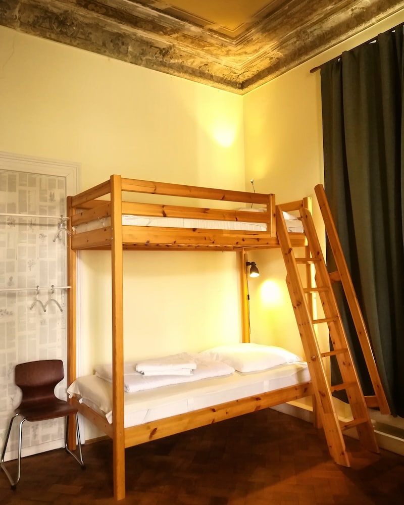 Family Room, Multiple Beds, Shared Bathroom photo 2