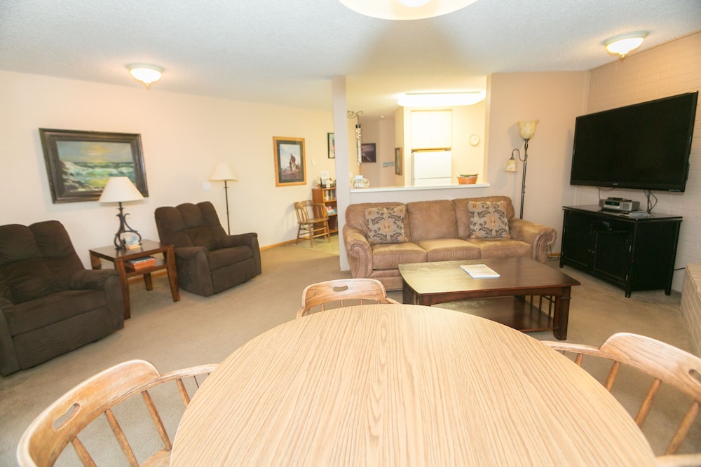 Deluxe Room, Multiple Beds, Kitchen, Pool View (1 Bedroom Dlx -Room 201-Pet Friendly) - Photo 12