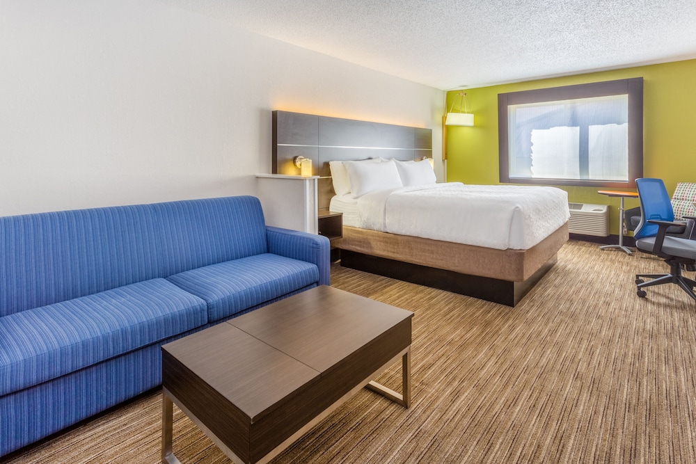 Standard Room, 1 King Bed, Accessible Bathtub - Photo 3