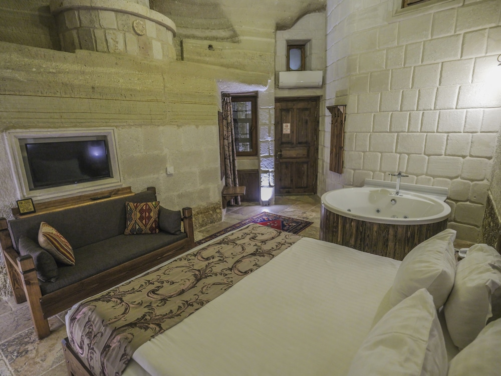 Comfort Cave Room 206