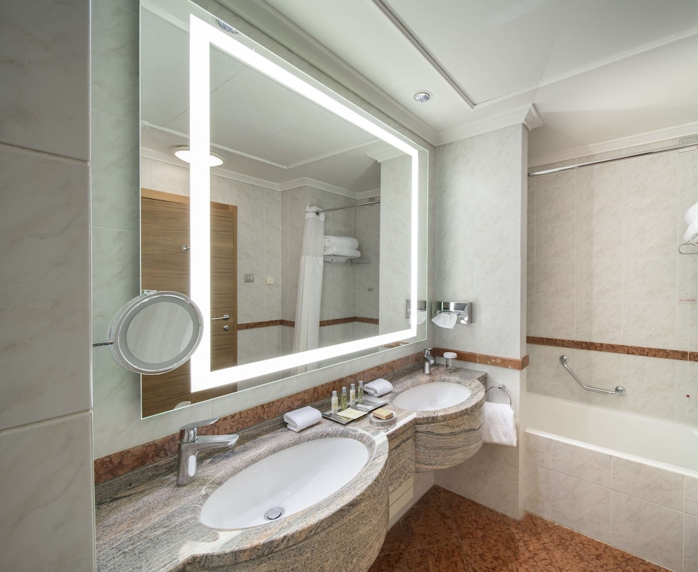 Executive Suite, 1 King Bed thumbnail 5
