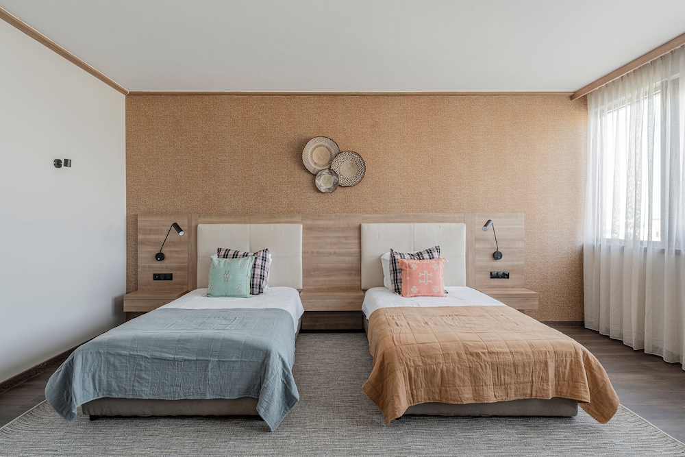 Deluxe Twin Room, Multiple Beds - Photo 1