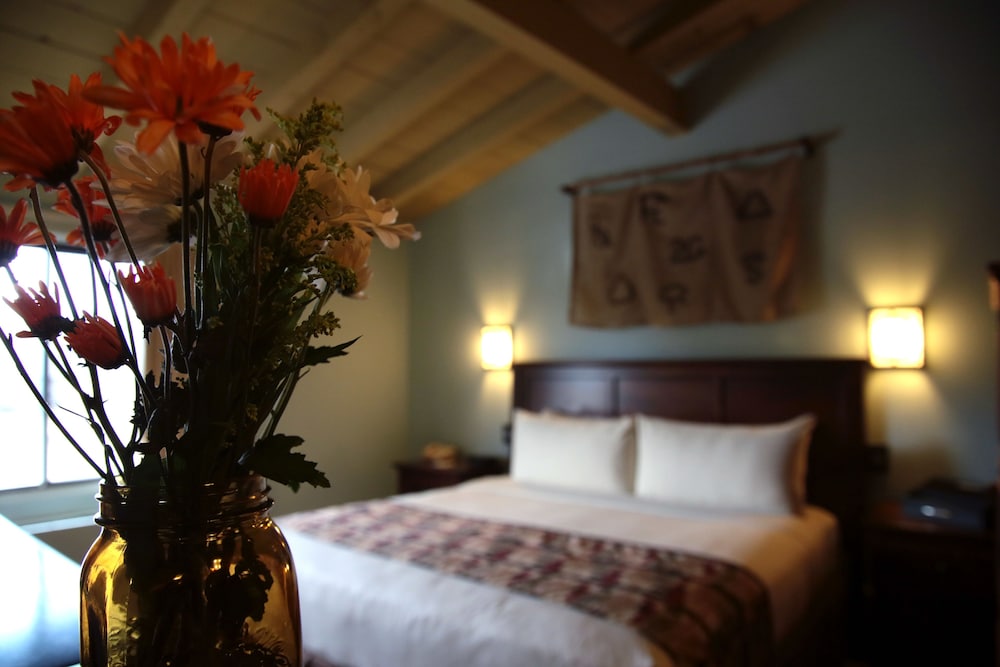 Signature Room, 1 King Bed, Refrigerator & Microwave photo 3