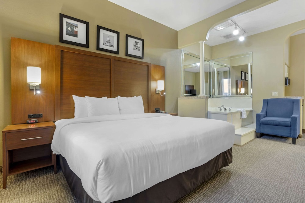 Suite, 1 King Bed with Sofa bed, Accessible, Non Smoking - Photo 1