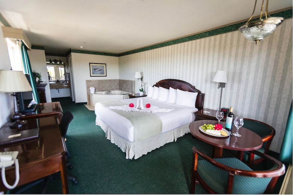 Romantic Suite, 1 King Bed, Jetted Tub (No Pets) photo 3